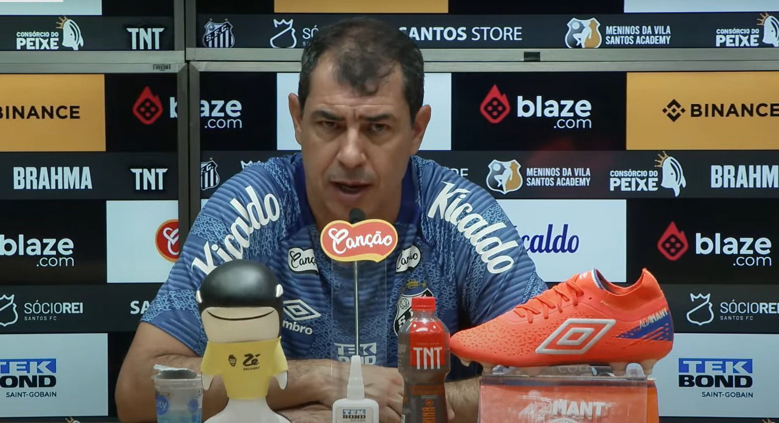Carille fala sobre jovem no elenco do Santos, e titular aponta 'falha'