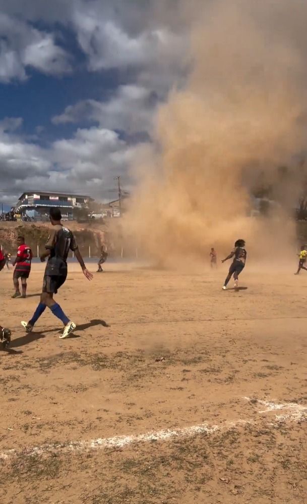 ‘Mini-tornado’ interrompe partida de futebol amador em Ribeirão das Neves