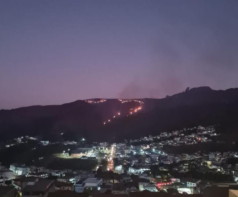 Incêndio no Pico do Itacolomi alarma autoridades e comunidade