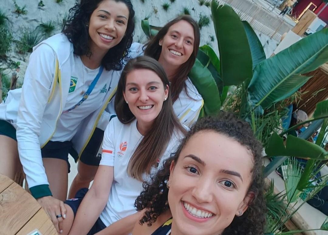 Paris 2024: jogadoras de vôlei e tênis do Brasil posam juntas na Vila Olímpica