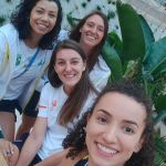 Paris 2024: jogadoras de vôlei e tênis do Brasil posam juntas na Vila Olímpica