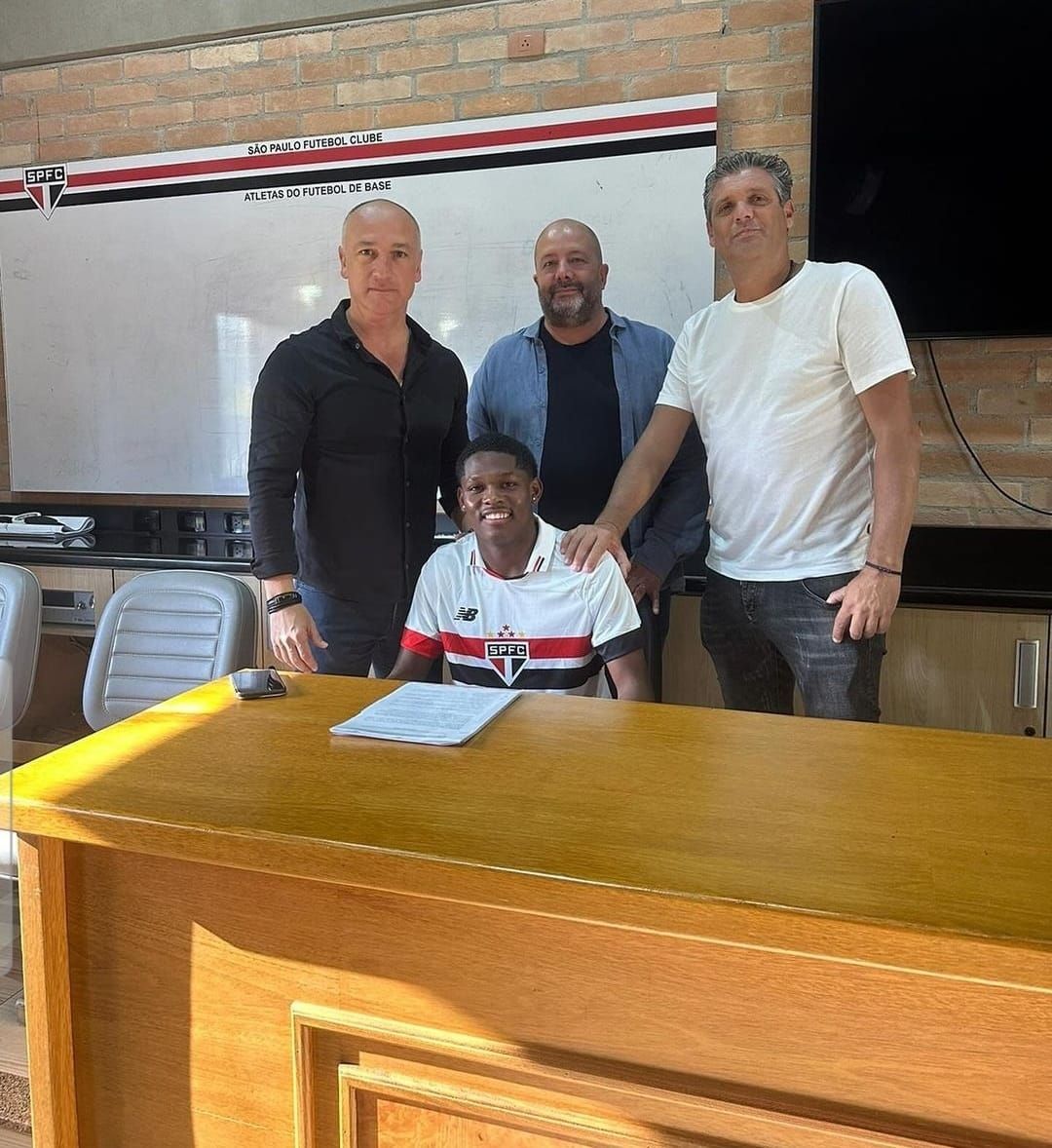 São Paulo contrata promessa peruana de 18 anos