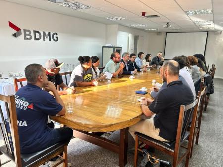 Pessoas reunidas em uma mesa
