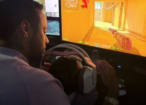 De folga, Neymar posta foto jogando videogame com a filha Mavie