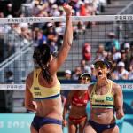 Paris 2024: Bárbara e Carol estreiam com vitória no vôlei de praia feminino