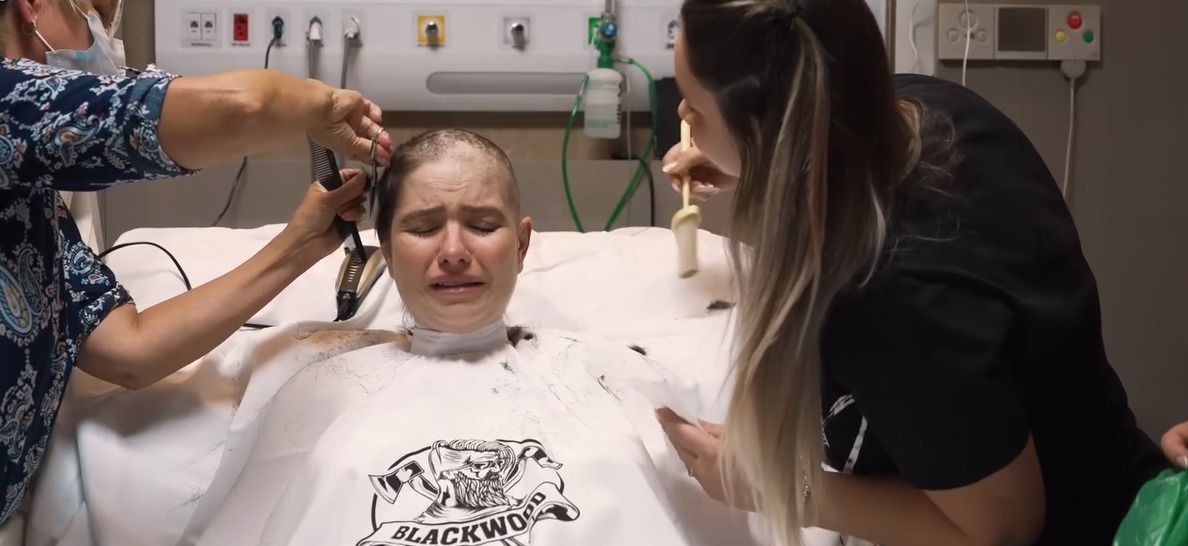 Com câncer, Camila Campos, esposa de Leo ex-cruzeiro, publica vídeo raspando a cabeça