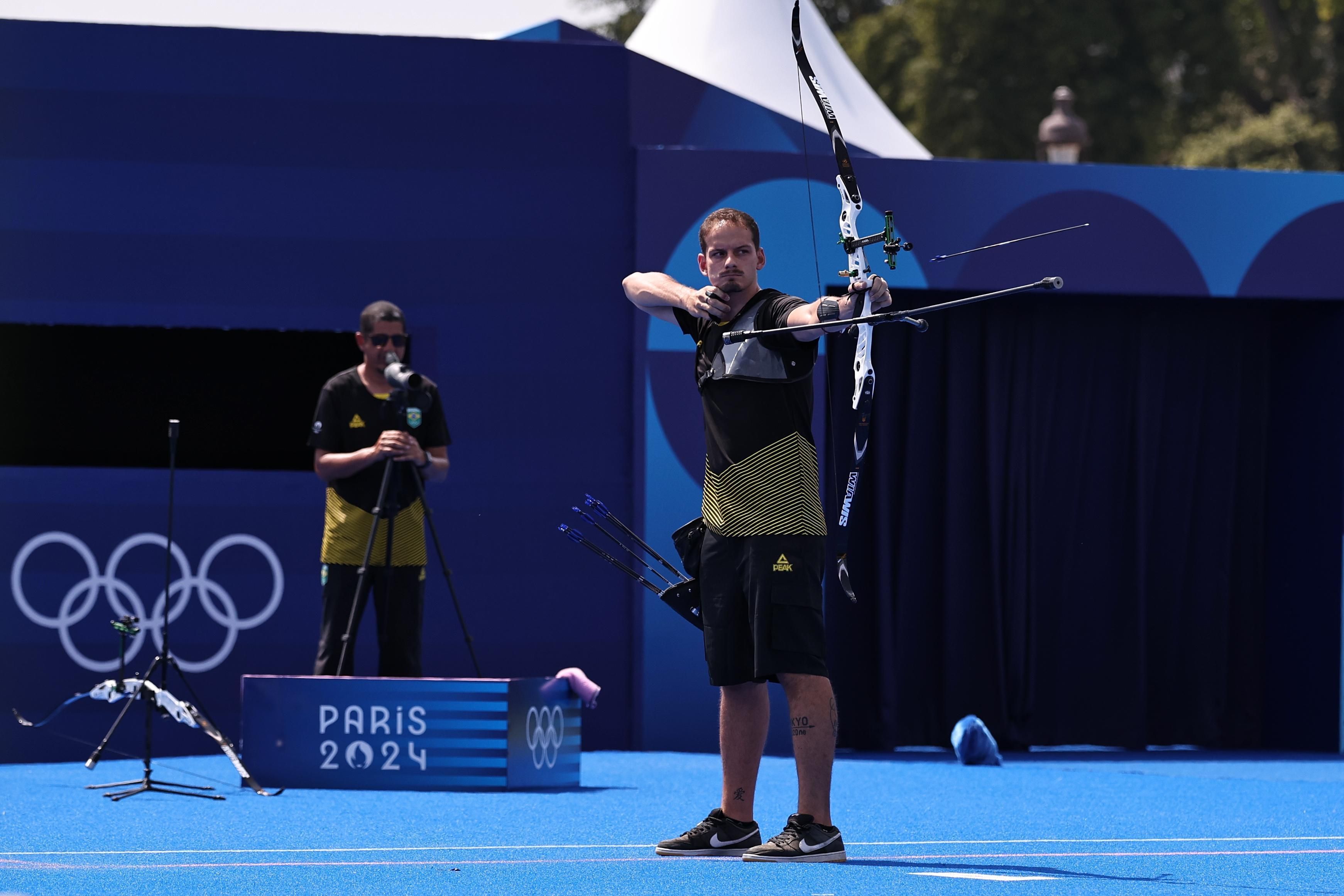 Favorito à medalha, Marcus D'Almeida avança para as oitavas no tiro com arco