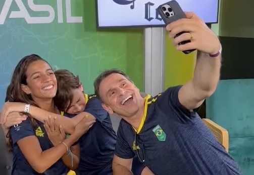 Filho de ator se emociona ao conhecer Rayssa Leal, medalhista em Paris 2024