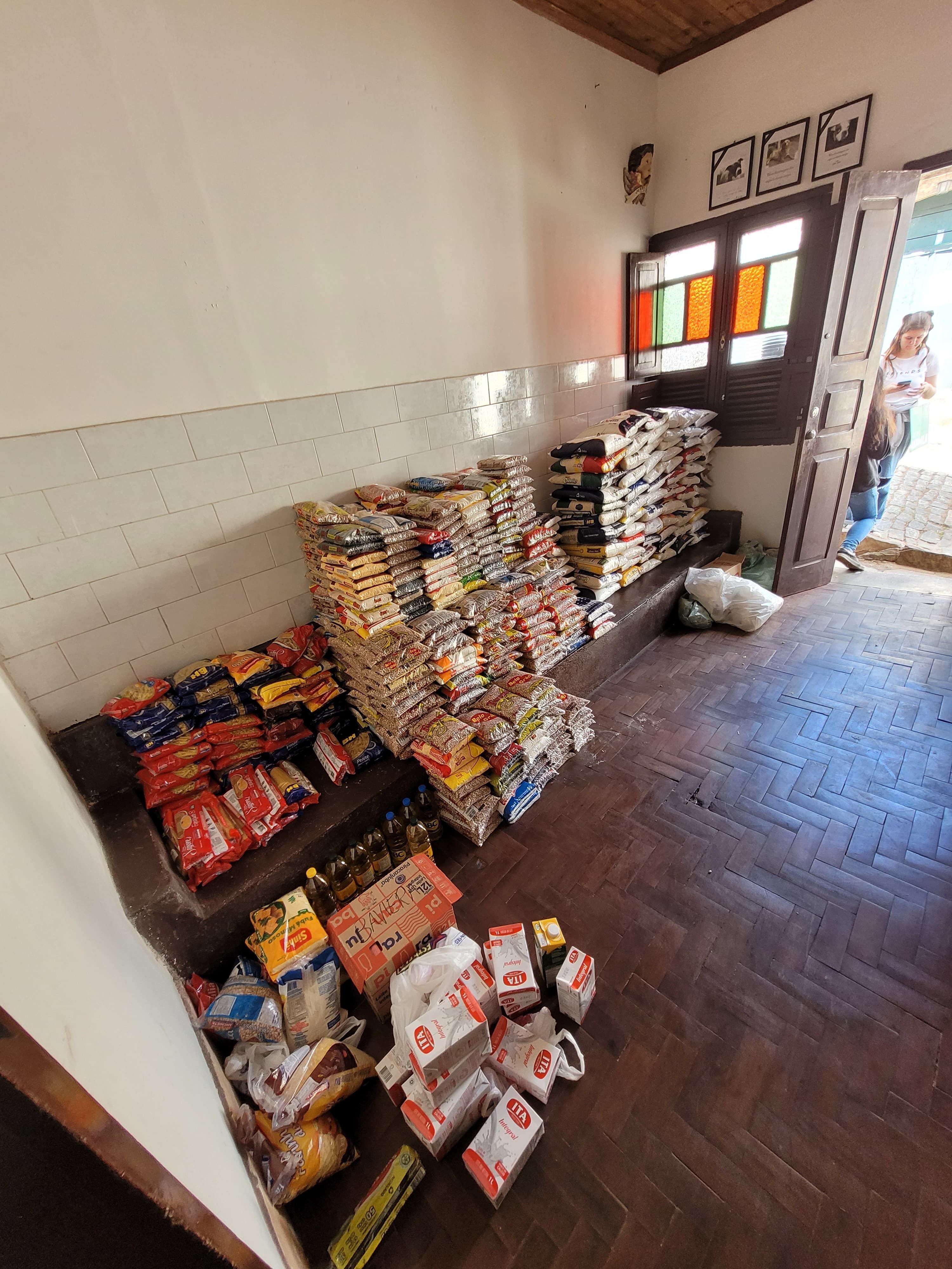 Festa junina de repúblicas arrecada 812kg de alimento em Ouro Preto