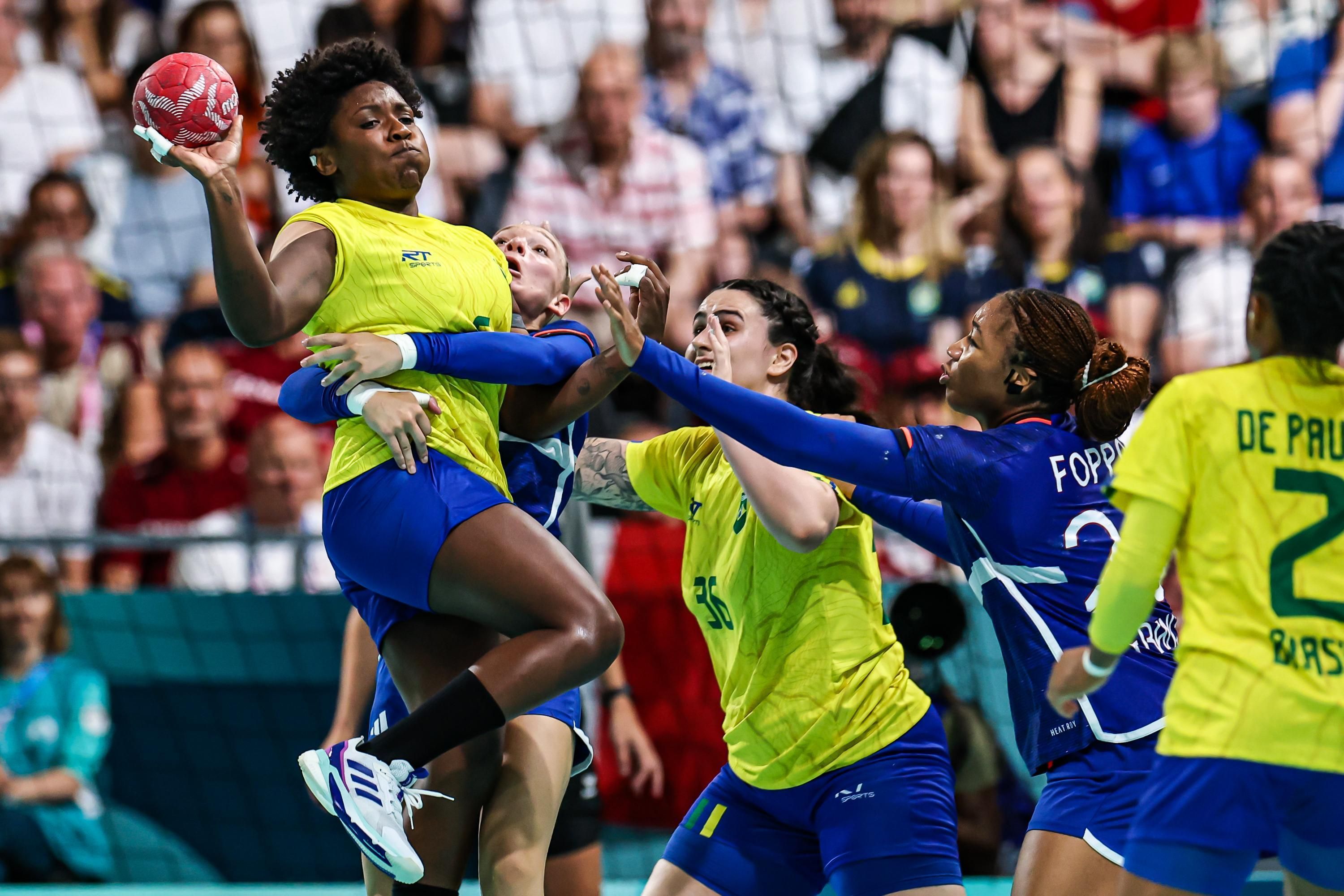 Paris 2024: Brasil luta, mas perde para favorita França no handebol feminino
