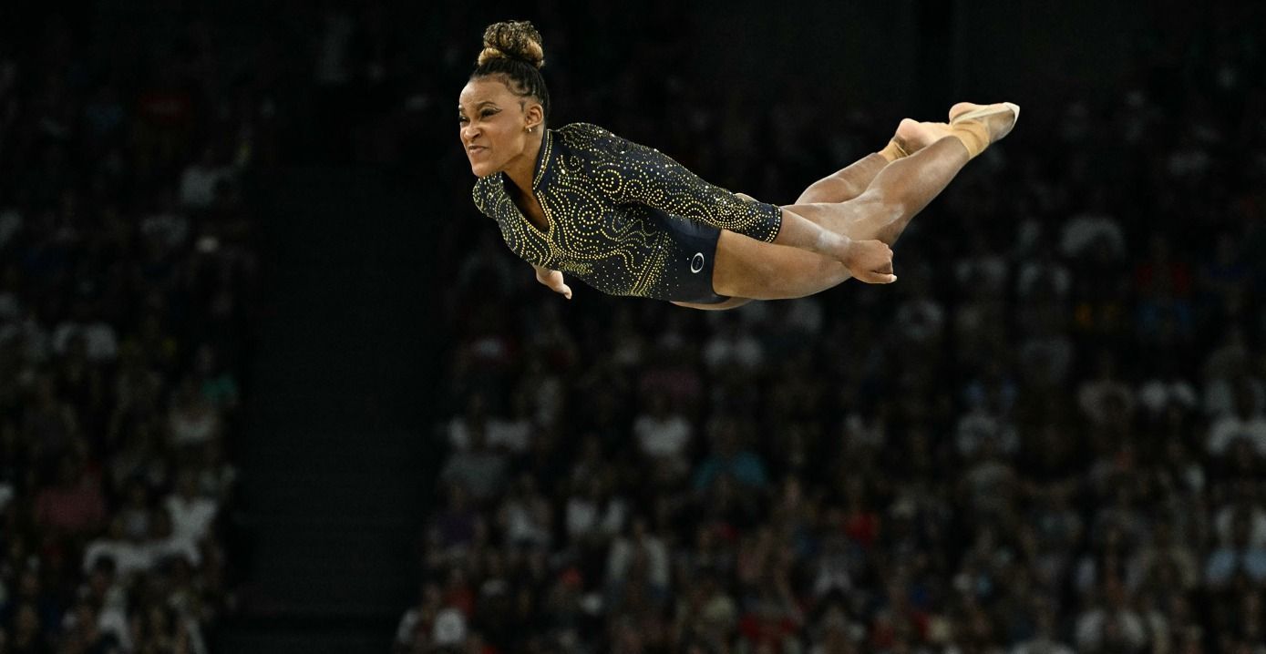 Em Paris 2024, Rebeca Andrade desafia Simone Biles pelo posto de melhor ginasta do mundo