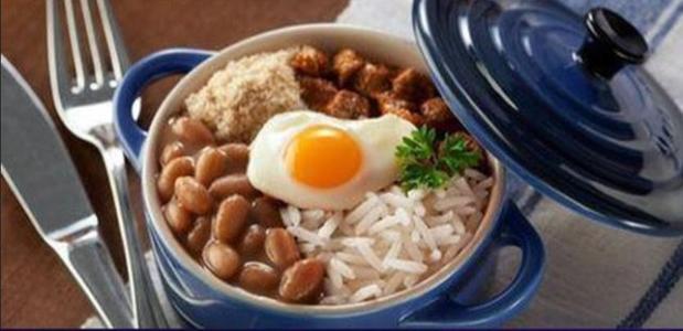 Prato com arroz, feijão, ovo e carne