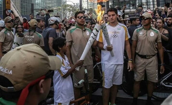 Atletas do Brasil em Paris, Bala Loka e Marcus D’Almeida dividiram tocha olímpica na Rio 2016