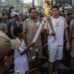 Atletas do Brasil em Paris, Bala Loka e Marcus D’Almeida dividiram tocha olímpica na Rio 2016