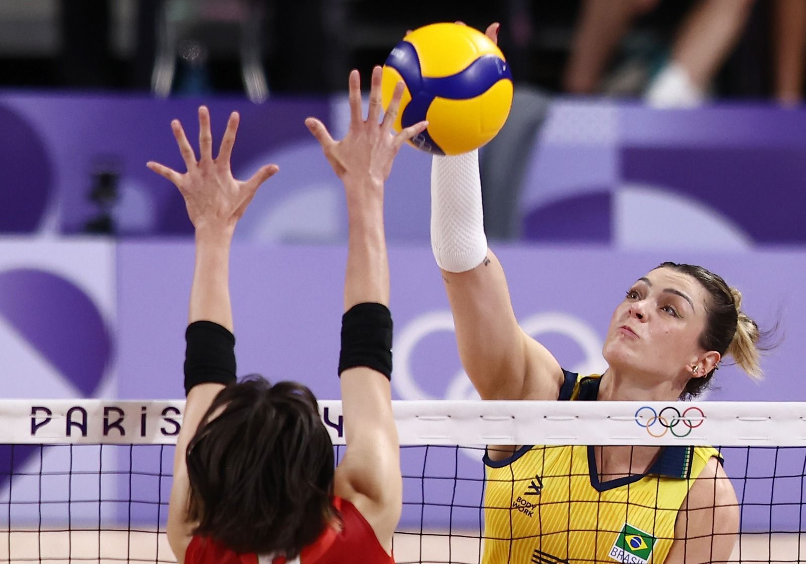 Vôlei: Brasil bate Japão, garante classificação e mostra força em Paris 2024