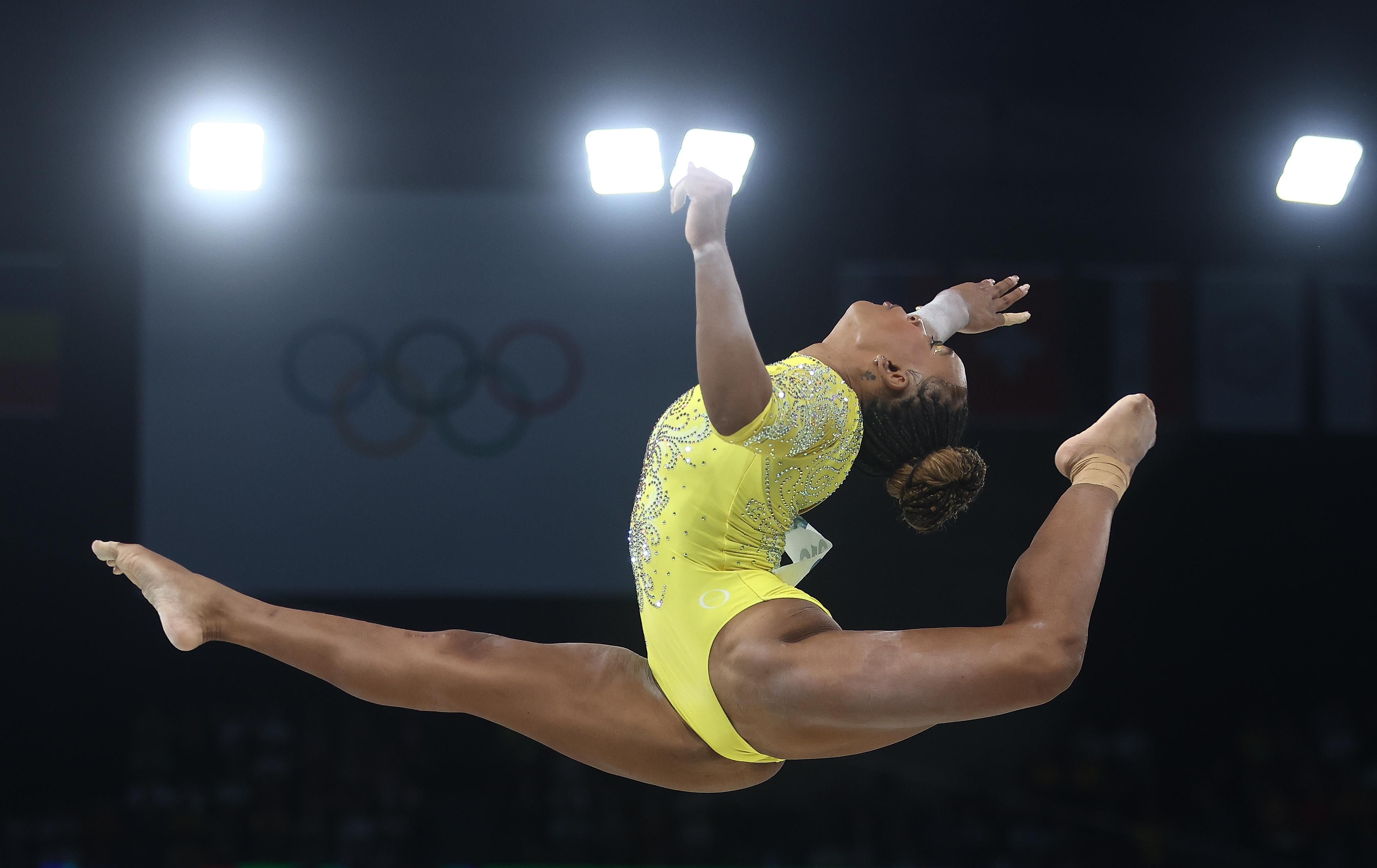 Rebeca Andrade é prata no individual geral dos Jogos Olímpicos; Simone Biles é ouro