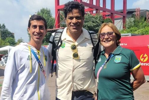 Medalhista olímpico tieta ex-jogador Raí nas ruas de Paris, após conquista