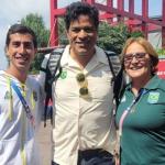 Medalhista olímpico tieta ex-jogador Raí nas ruas de Paris, após conquista