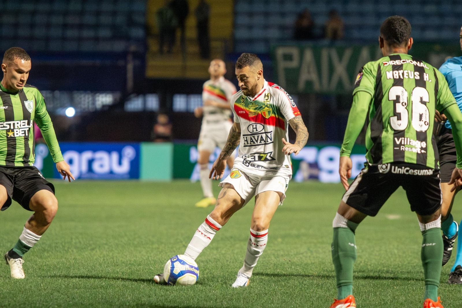 América empata com Brusque e mantém jejum, mas entra no G4 da Série B