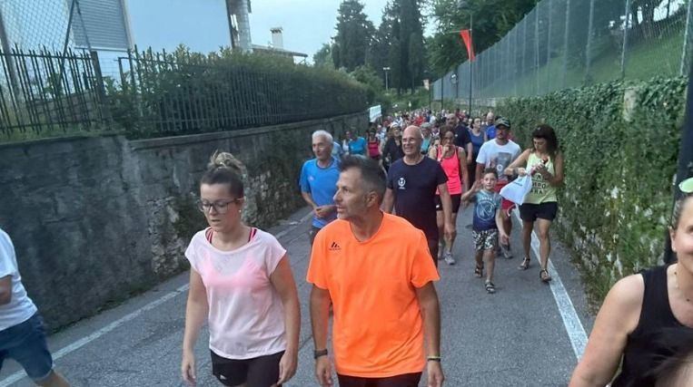 Moradores de pequena cidade italiana correm juntos para incentivar prefeito a perder peso