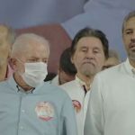Com sintomas gripais, Lula participa de convenção do PT usando máscara