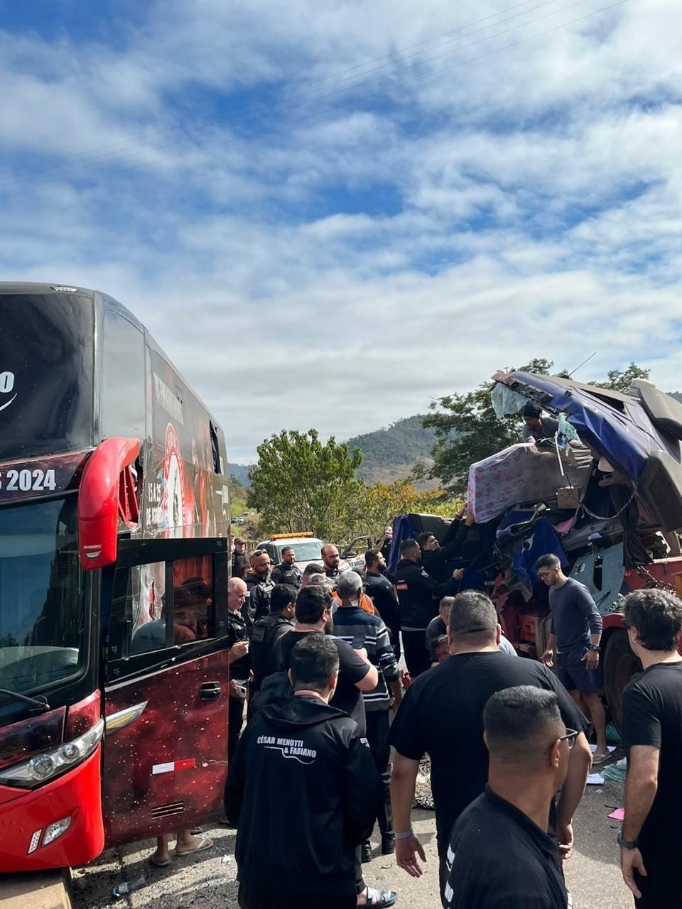 Ônibus da dupla César Menotti & Fabiano se envolve em acidente com carretas na BR-262, na Zona da Mata