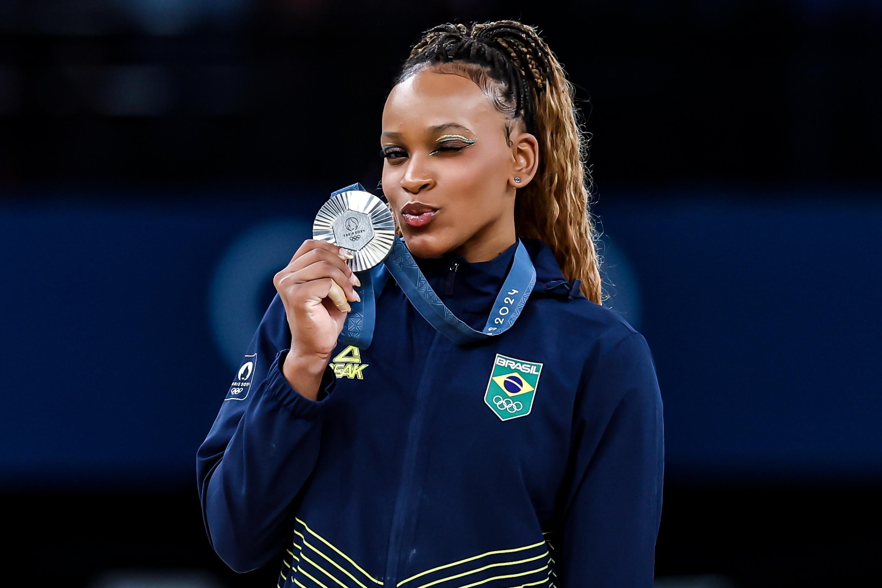 Rebeca Andrade terá duas chances para se isolar como maior medalhista do Brasil