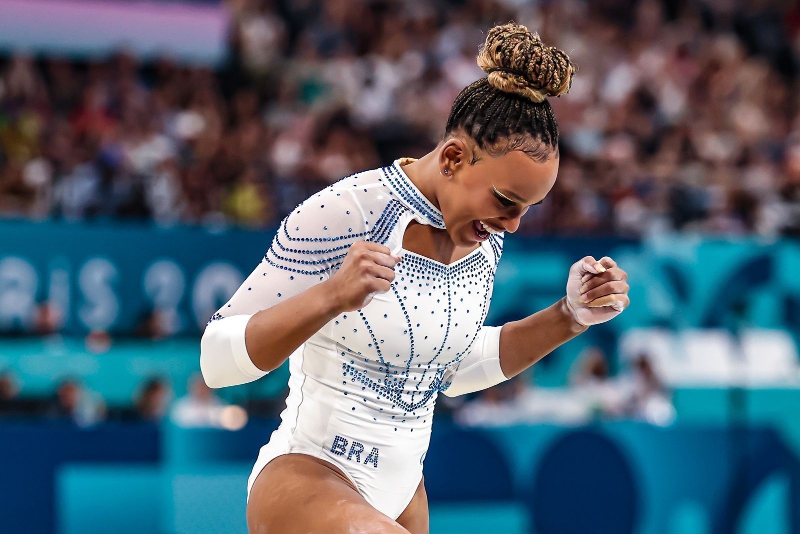 Repórter da CazéTV presenteia Rebeca Andrade após medalha em Paris