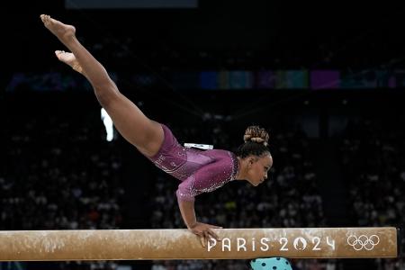 Rebeca Andrade em ação na final da trave nos Jogos Olímpicos de Paris