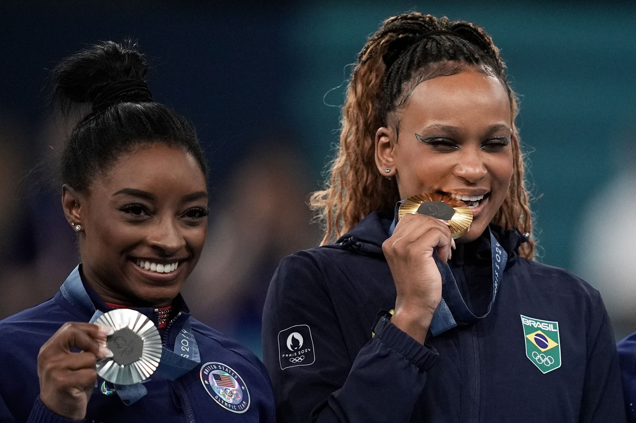 Rebeca Andrade reage ao ouro no solo em Paris e explica choro: 'Estou explodindo'
