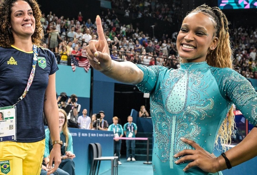 Rebeca Andrade recebe presente de torcedores após ouro em Paris