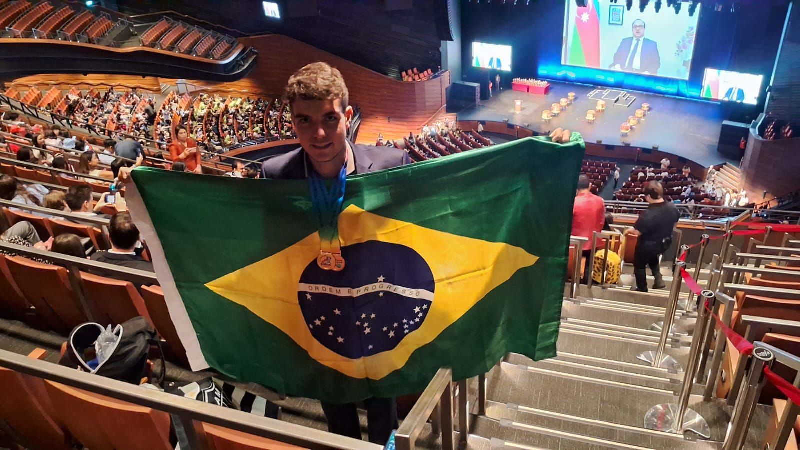 Mineiro de 16 anos conquista medalhas de ouro e bronze em olimpíadas de matemática na Ásia