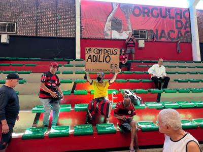 Torcedores do Flamengo durante velório de Adílio