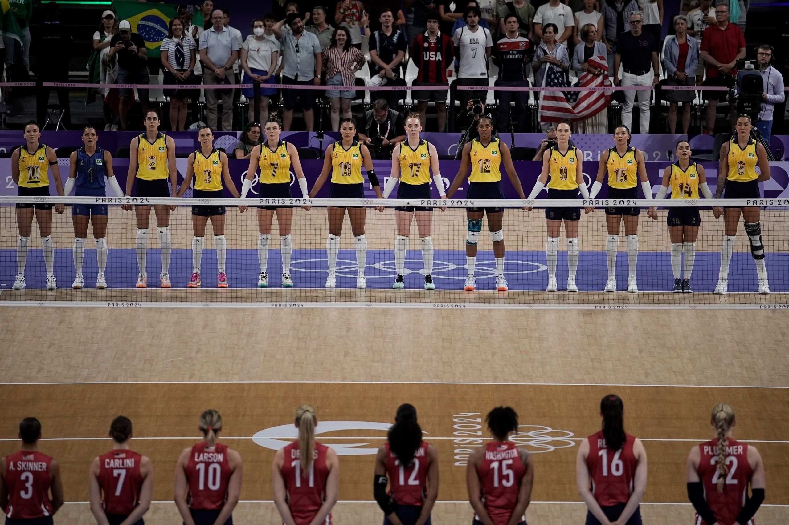 Estrela do Minas cai no choro após derrota do Brasil no vôlei; veja imagem