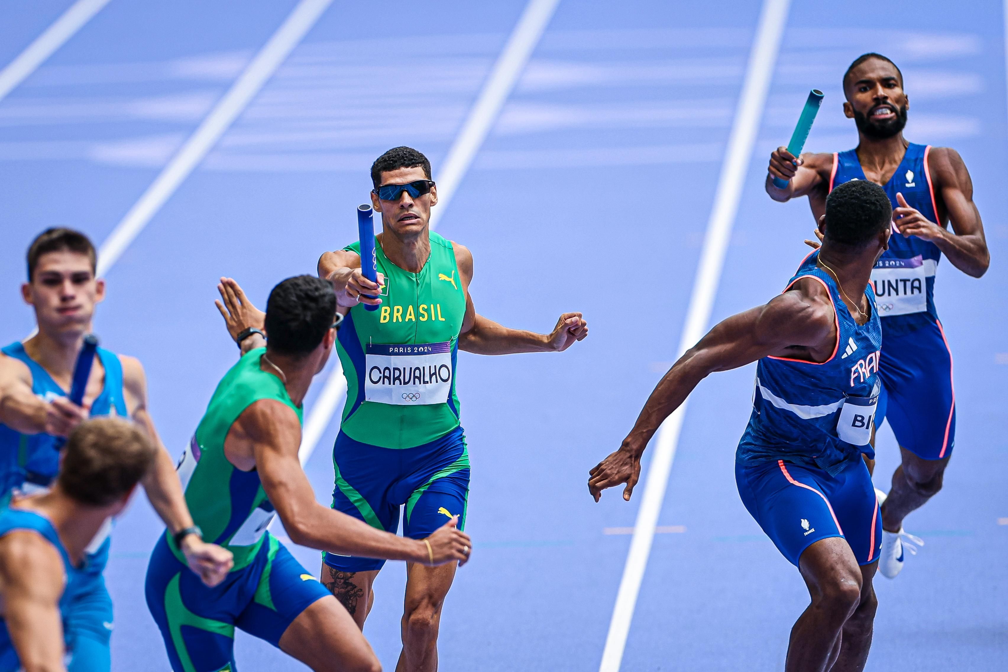 Brasil fica fora da final do revezamento 4x400m em Paris 2024