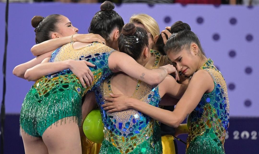 Ginasta cai no choro e manda recado à atleta lesionada: 'Nossa medalha olímpica'