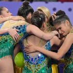 Ginasta cai no choro e manda recado à atleta lesionada: 'Nossa medalha olímpica'