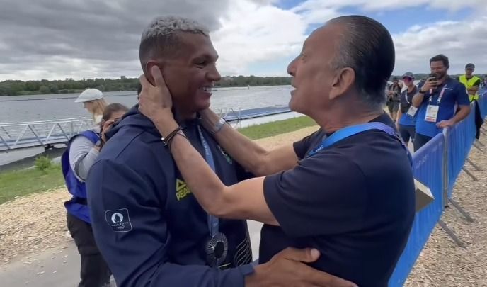 Galvão Bueno abraça e parabeniza Isaquias Queiroz após prata em Paris