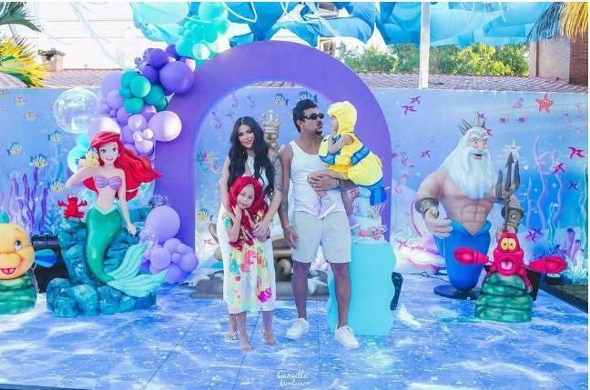 Xamã, em relacionamento com Sophie Charlotte, aparece em foto com a ex