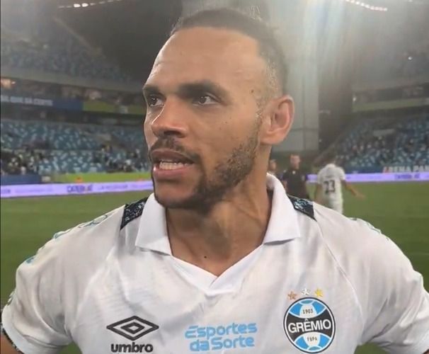 Braithwaite comemora estreia no Grêmio e pede música no Fantástico, da Globo