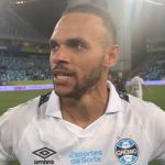 Braithwaite comemora estreia no Grêmio e pede música no Fantástico, da Globo