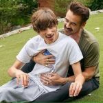 Saiba o que é a síndrome de Angelman, condição neurológica que atinge filho do ator Colin Farrell