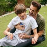 Saiba o que é a síndrome de Angelman, condição neurológica que atinge filho do ator Colin Farrell