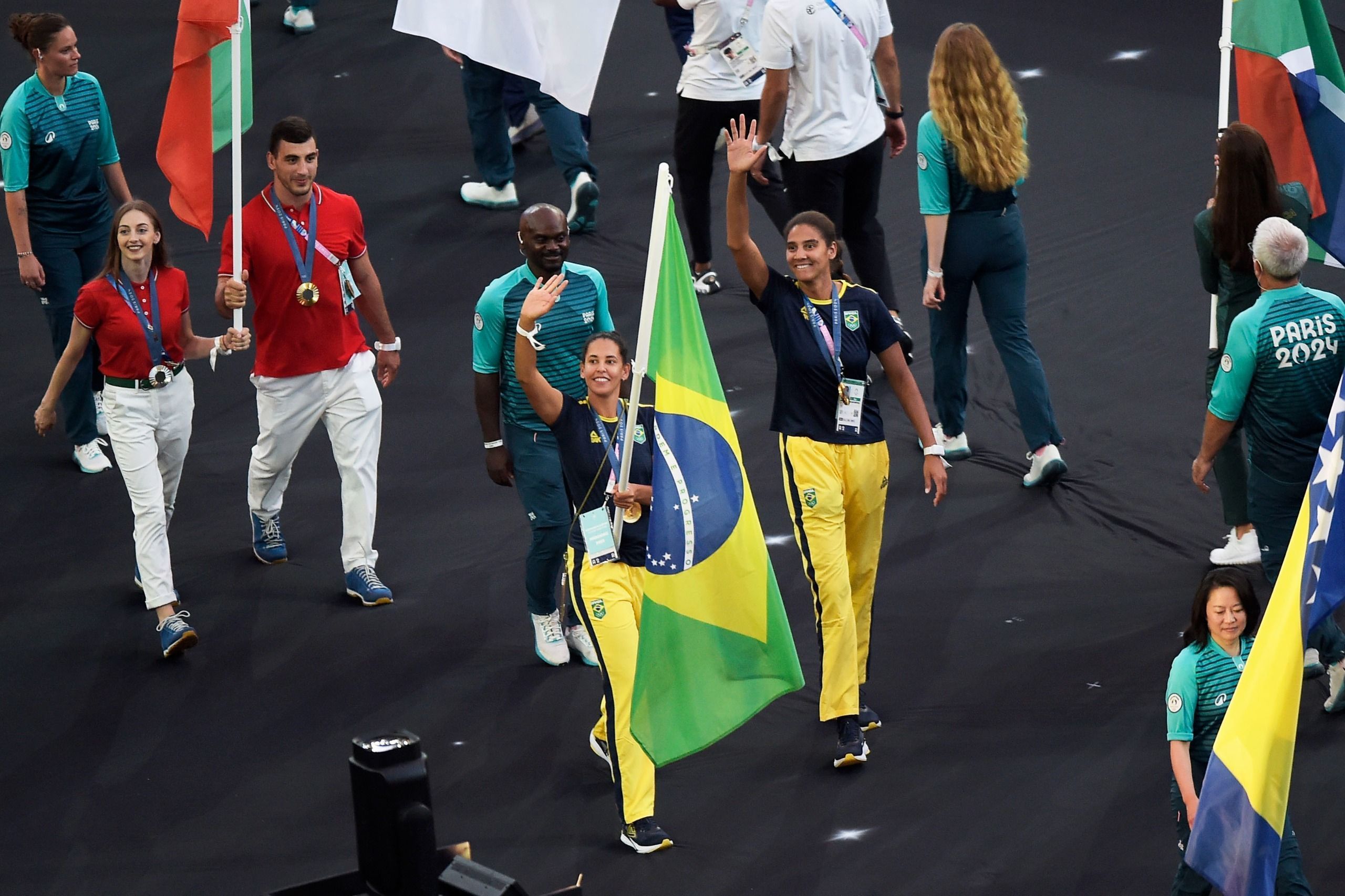 Paris 2024: Duda e Ana Patrícia desfilam como porta-bandeiras do Brasil na Cerimônia de Encerramento