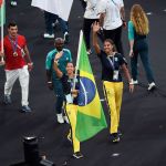 Paris 2024: Duda e Ana Patrícia desfilam como porta-bandeiras do Brasil na Cerimônia de Encerramento