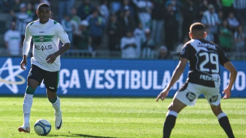 Com um a menos, Coritiba cede empate com a Ponte Preta
