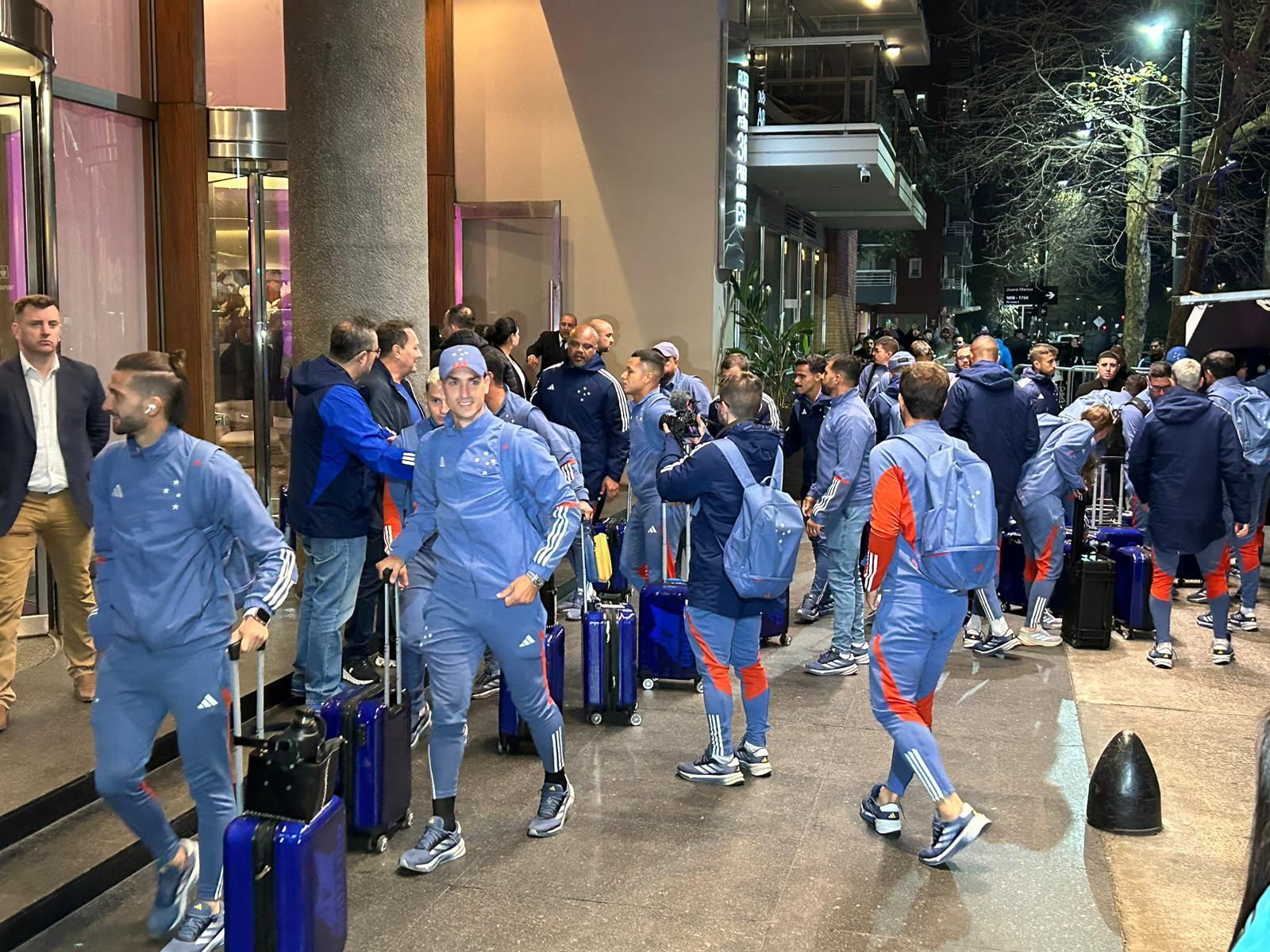 Cruzeiro enfrenta o Boca por vantagem na Sula com invasão de torcedores em Buenos Aires