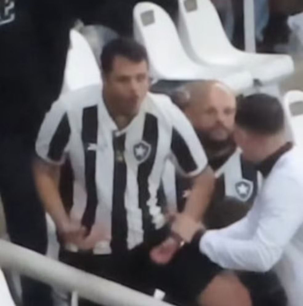 Botafogo bane torcedor por atos racistas; Prefeitura anuncia exoneração