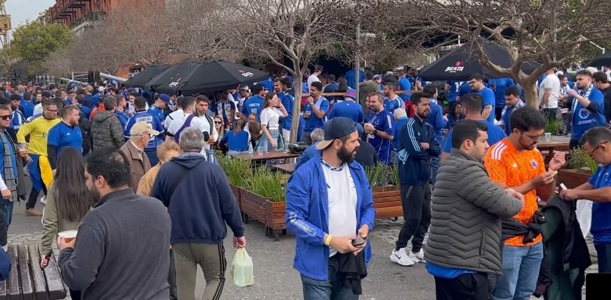 Torcida do Cruzeiro faz festa em Buenos Aires antes de jogo com o Boca Juniors