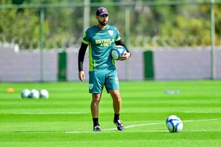 Eduardo Melgarejo, preparador de goleiros, em treino do América